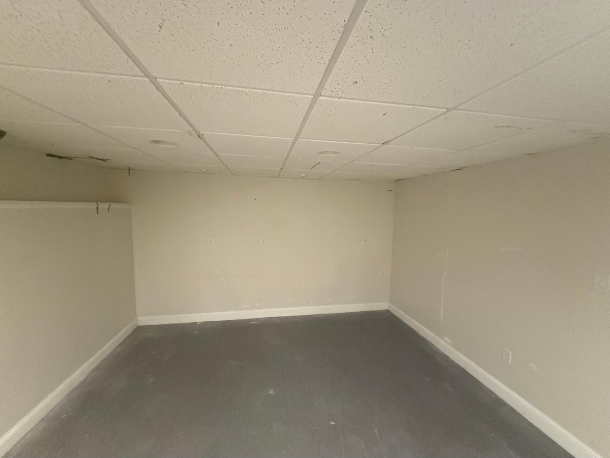 Clean empty room after junk removal